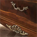 Luksusowa szafka nocna Iszia orzechowo-srebrna w stylu weneckim